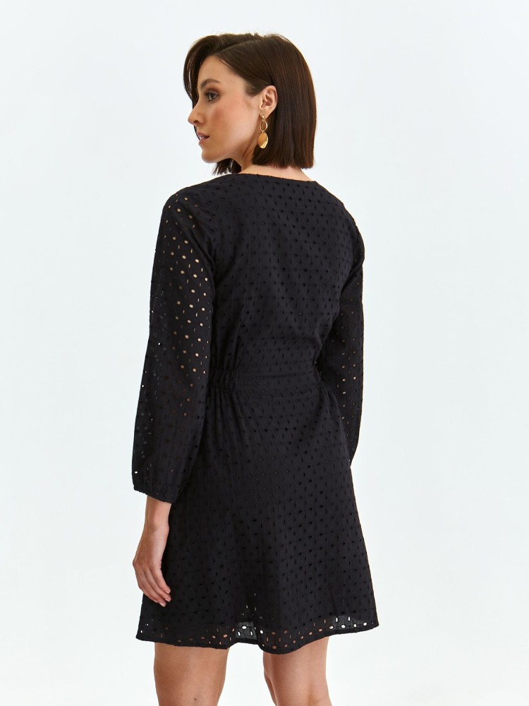 Ażurowa sukienka z guzikami