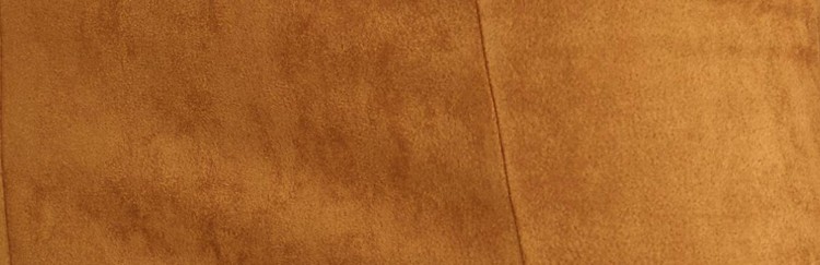 Dopasowana sukienka z ozdobnym rozcięciem