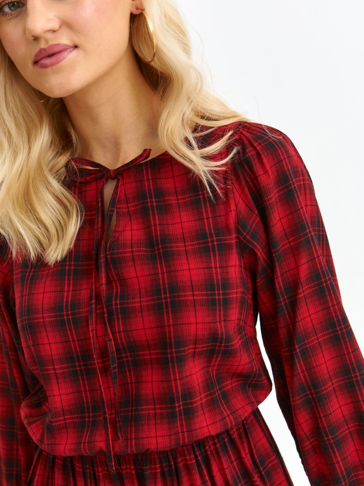 Tkaninowa sukienka w kratę z falbaną