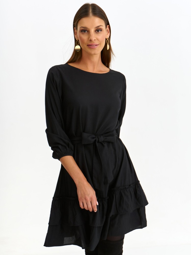 Sukienka z falbanami, przewiązana paskiem