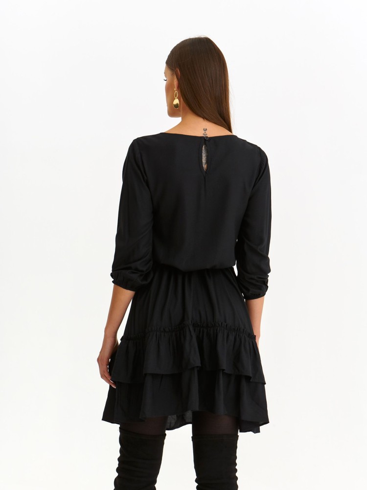 Sukienka z falbanami, przewiązana paskiem