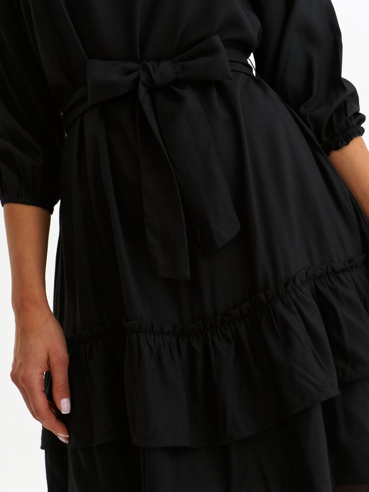 Sukienka z falbanami, przewiązana paskiem