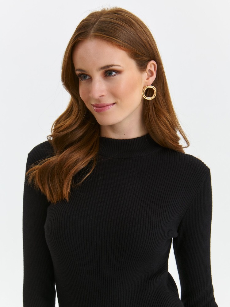 Czarna sukienka o dopasowanym kroju