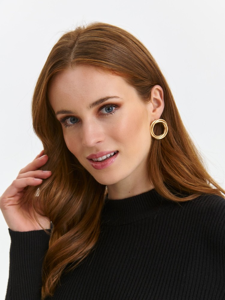 Czarna sukienka o dopasowanym kroju