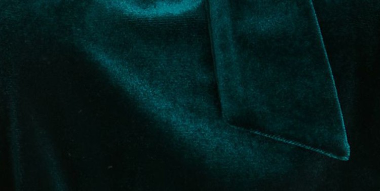 Welurowa sukienka midi z wiązaniem w dekolcie