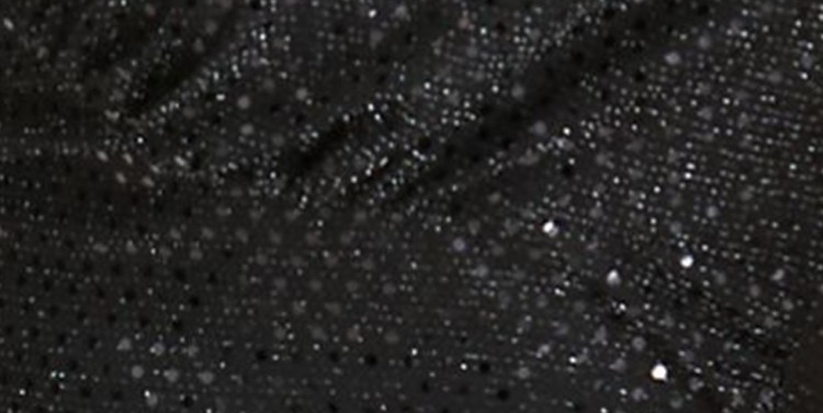 Długa, błyszcząca sukienka z efektownym  rozcięciem Długa, błyszcząca sukienka z efektownym  rozcięciem