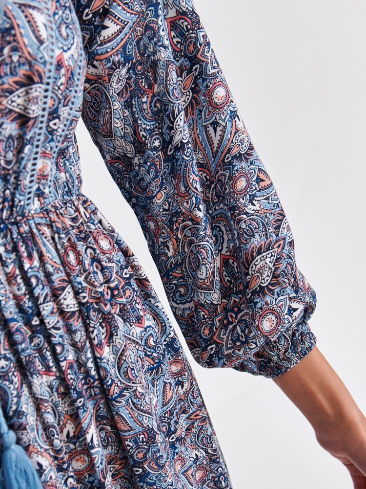 Sukienka boho z ozdobnymi sznurkami Sukienka boho z ozdobnymi sznurkami