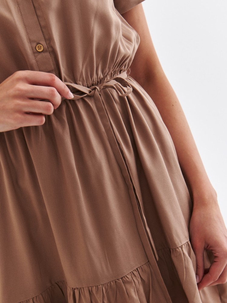 Beżowa sukienka z wiązaniem w talii