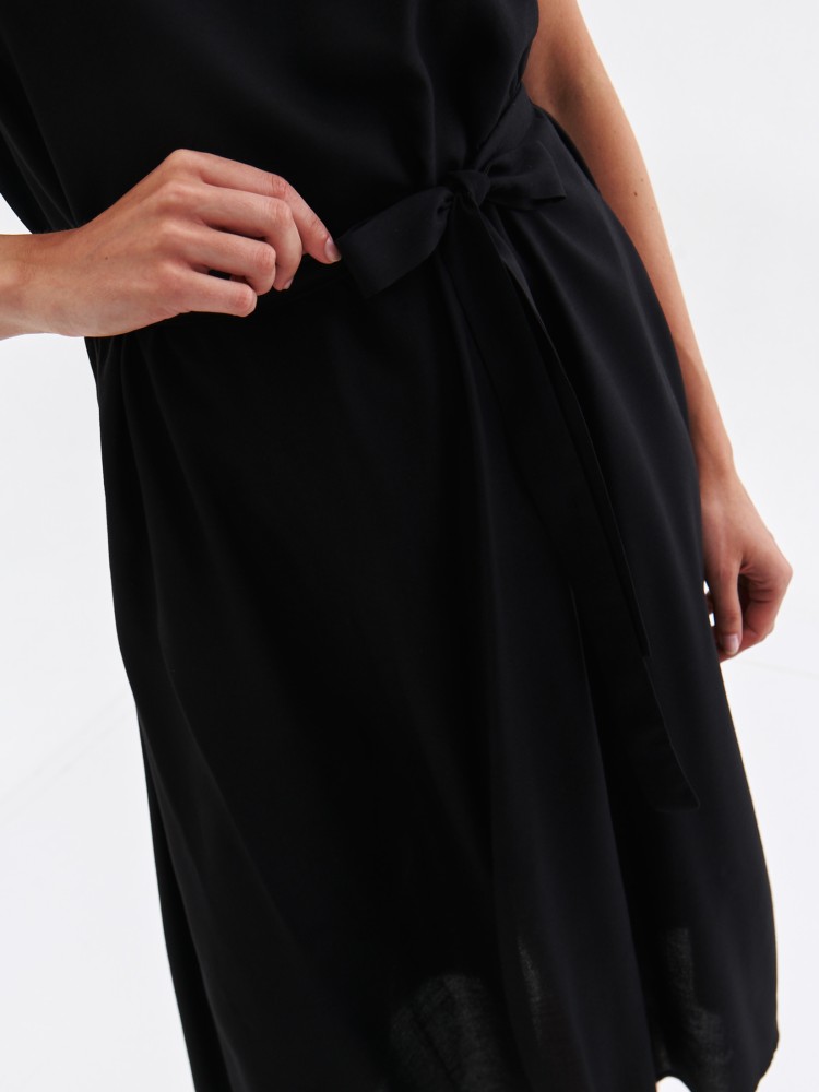 Luźna czarna sukienka na ramiączkach