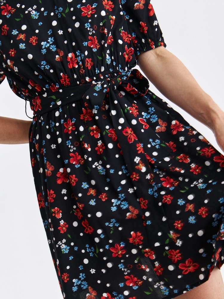 Krótka sukienka w drobne kwiatki