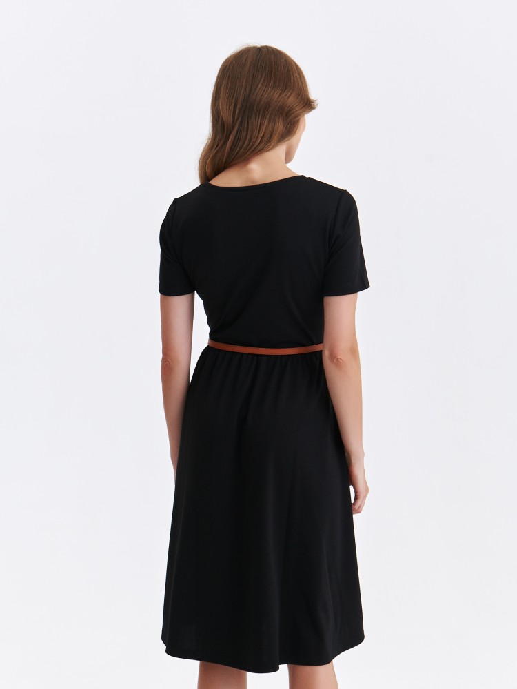 Klasyczna czarna sukienka z paskiem