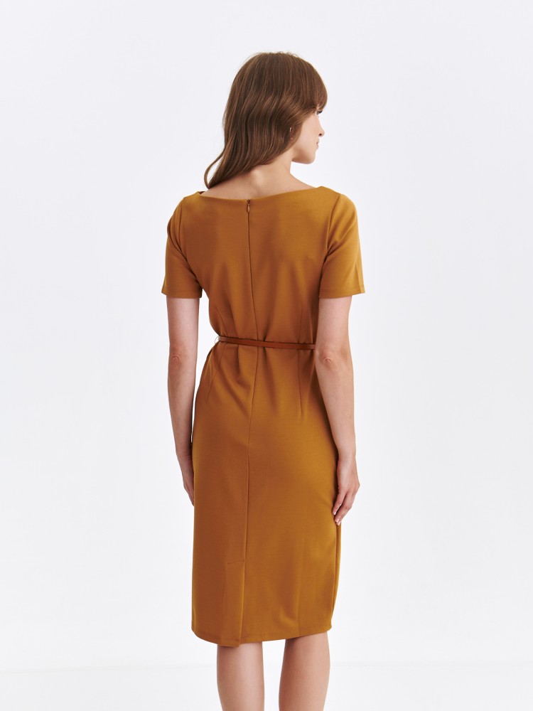 Dopasowana sukienka z cienkim paskiem Dopasowana sukienka z cienkim paskiem