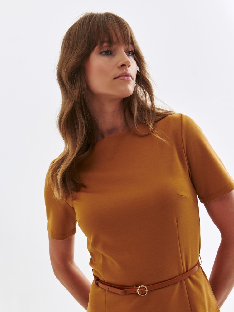 Dopasowana sukienka z cienkim paskiem Dopasowana sukienka z cienkim paskiem