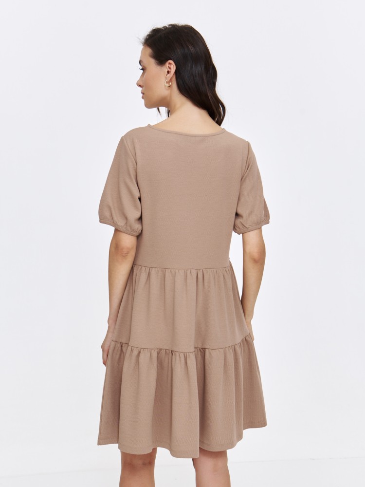 Beżowa sukienka o luźnym fasonie