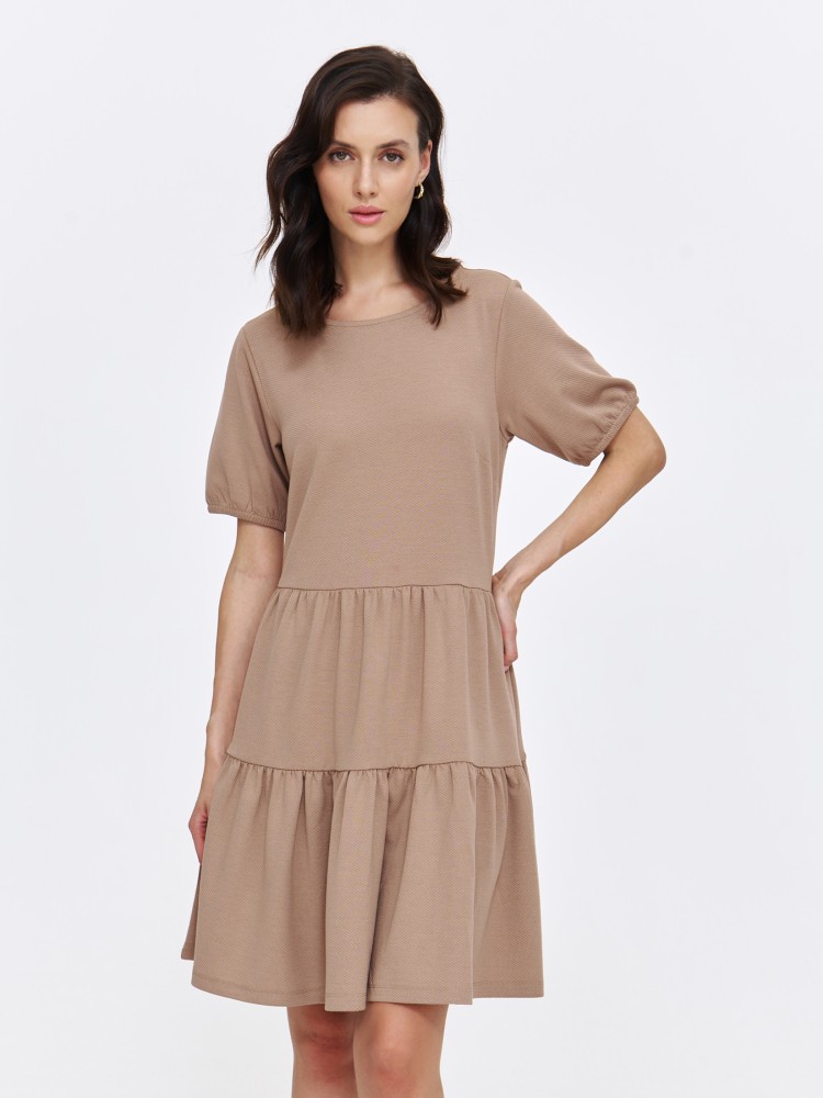 Beżowa sukienka o luźnym fasonie