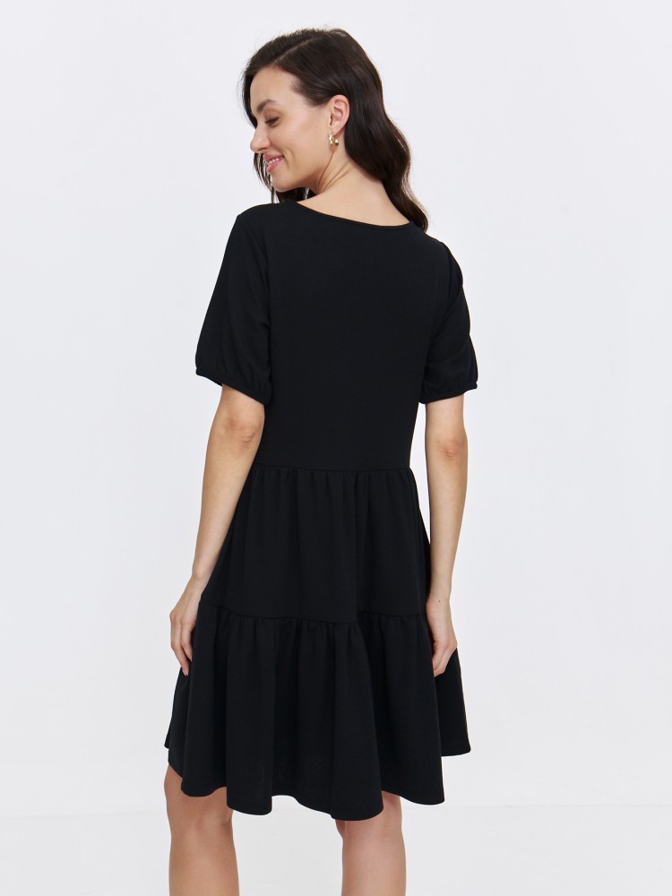 Luźna czarna sukienka z falbaną