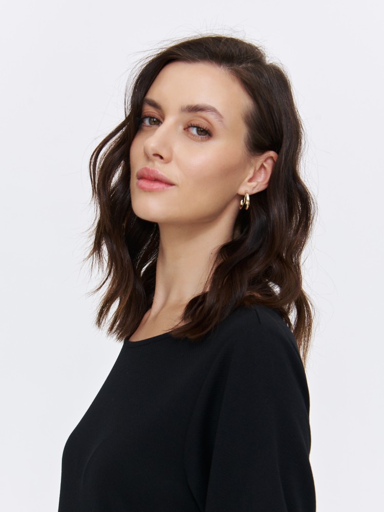 Luźna czarna sukienka z falbaną