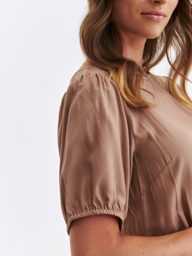 Długa sukienka z szerokim paskiem