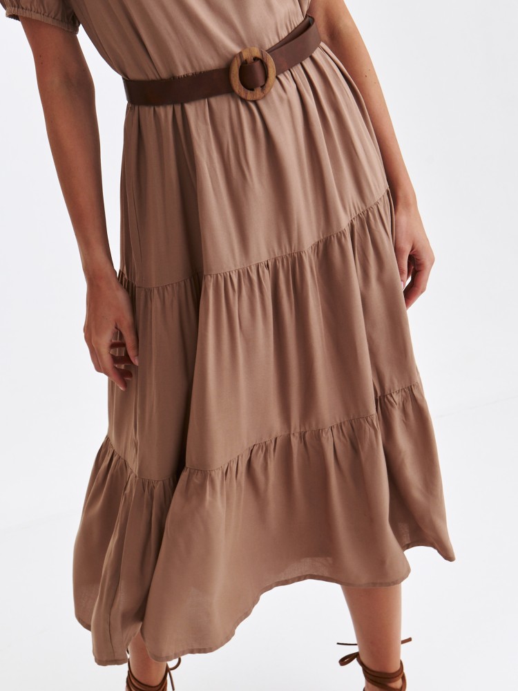 Długa sukienka z szerokim paskiem