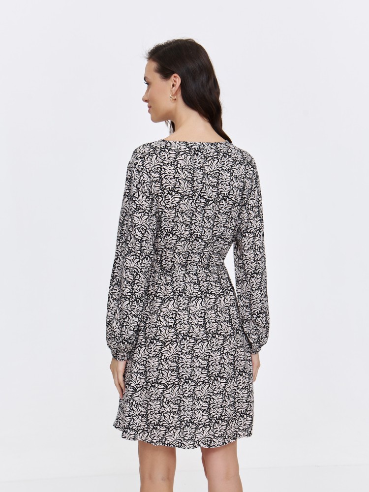 Luźna sukienka z długim rękawem