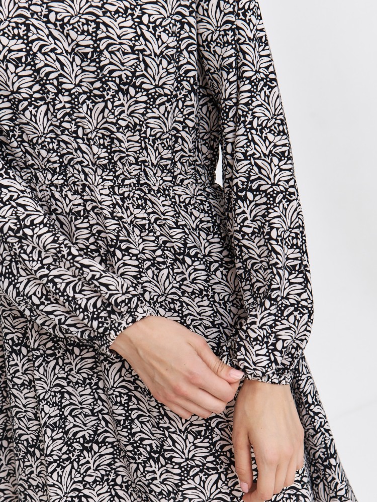 Luźna sukienka z długim rękawem