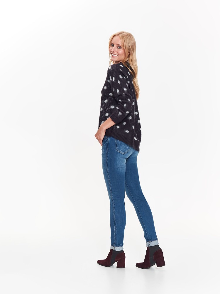 Pudełkowy sweter damski w kropki z dekoltem w łódkę