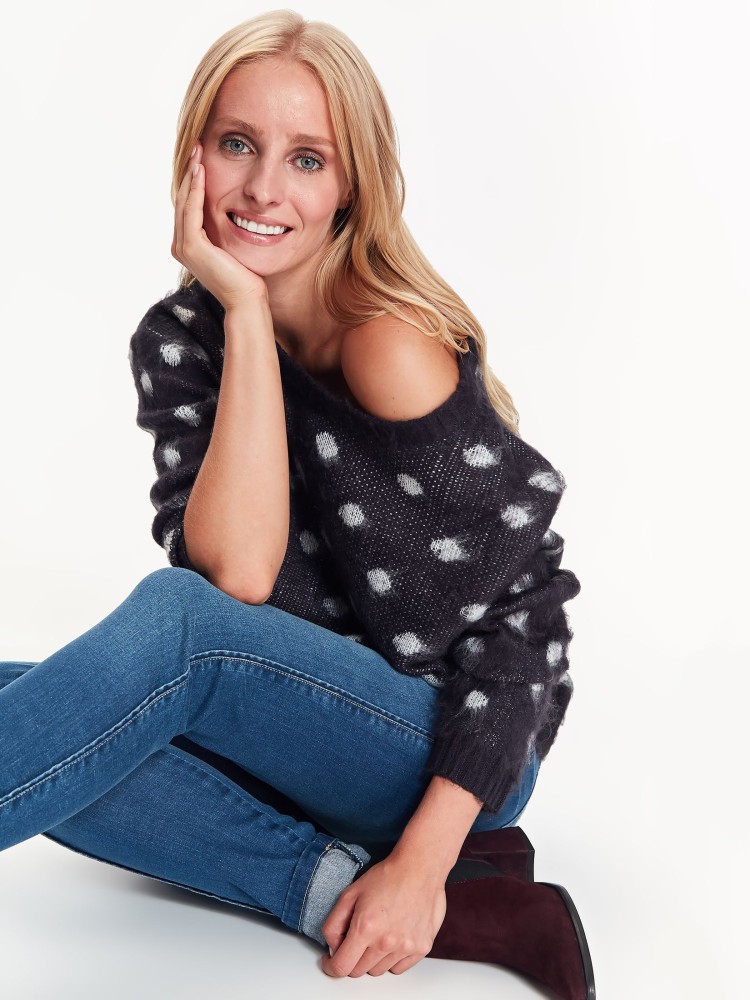 Pudełkowy sweter damski w kropki z dekoltem w łódkę