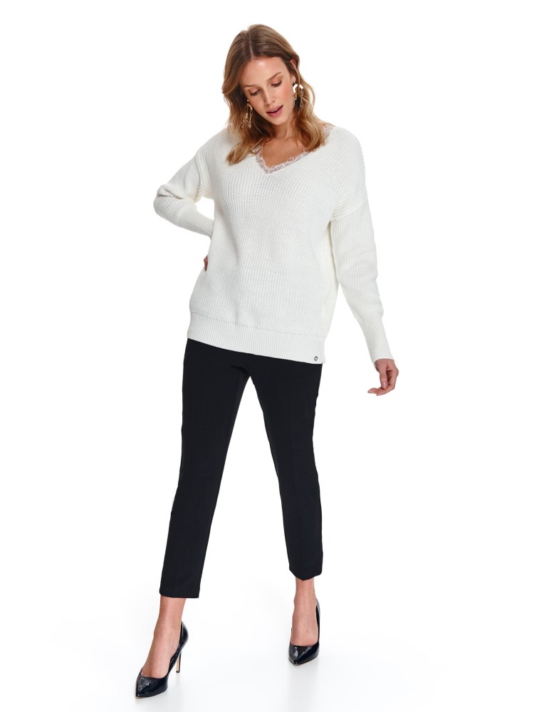 Sweter z koronką przy dekolcie