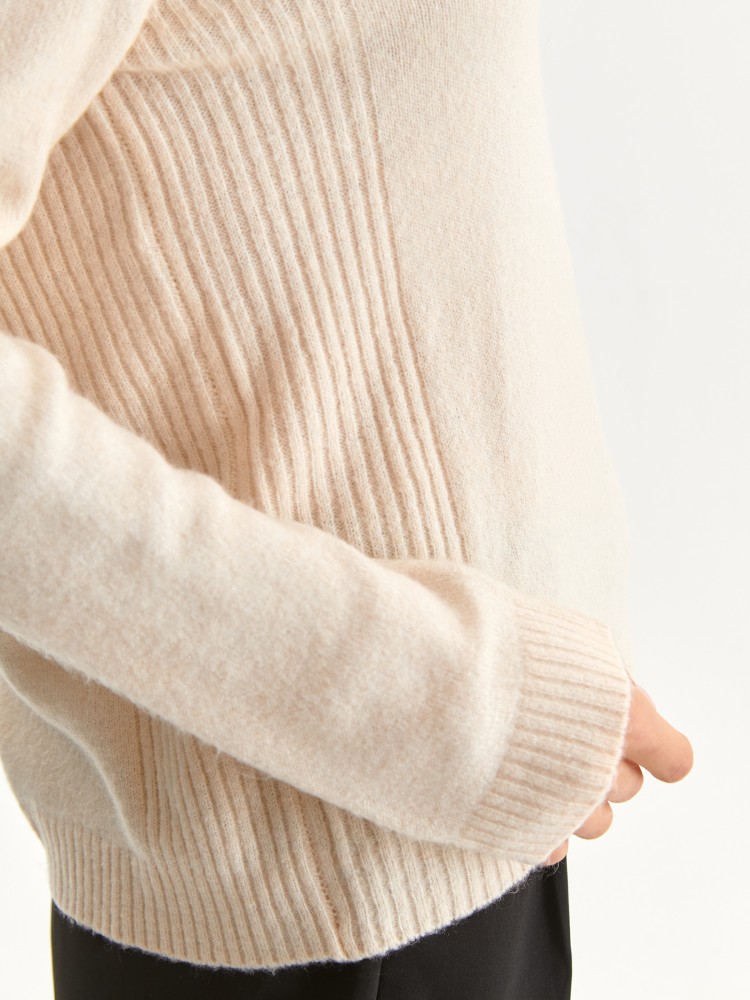 Luźny sweter z dekoltem w serek