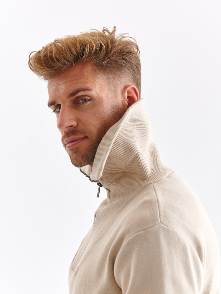 Sweter z wysoką stójką