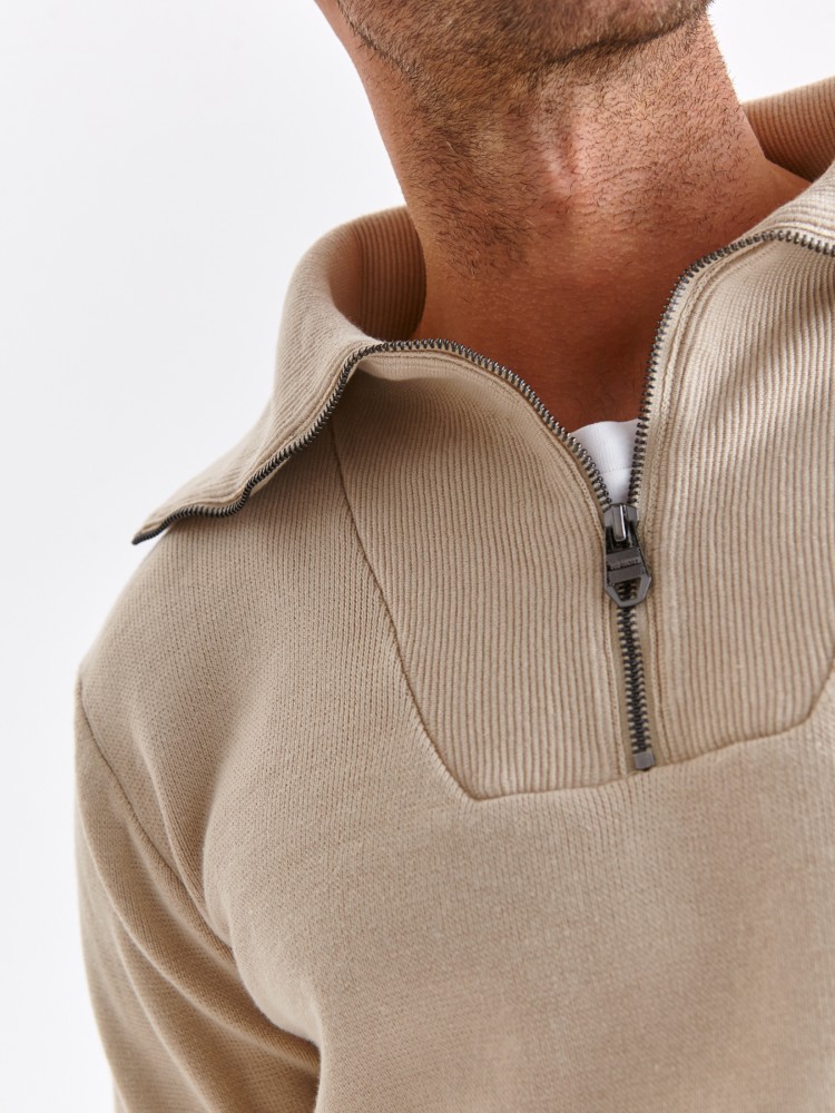 Sweter z wysoką stójką