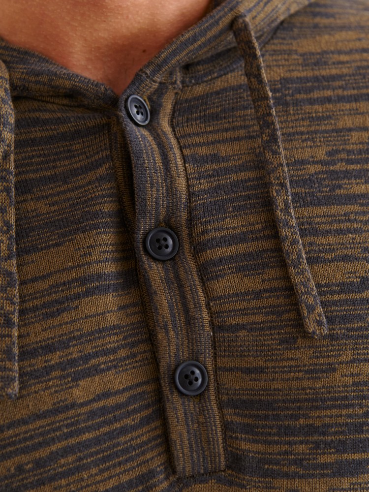 Sweter z kapturem i guzikami przy dekolcie
