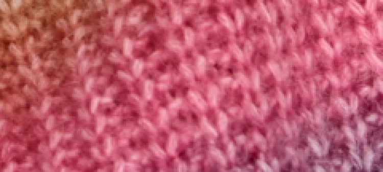 Tęczowy sweter damski