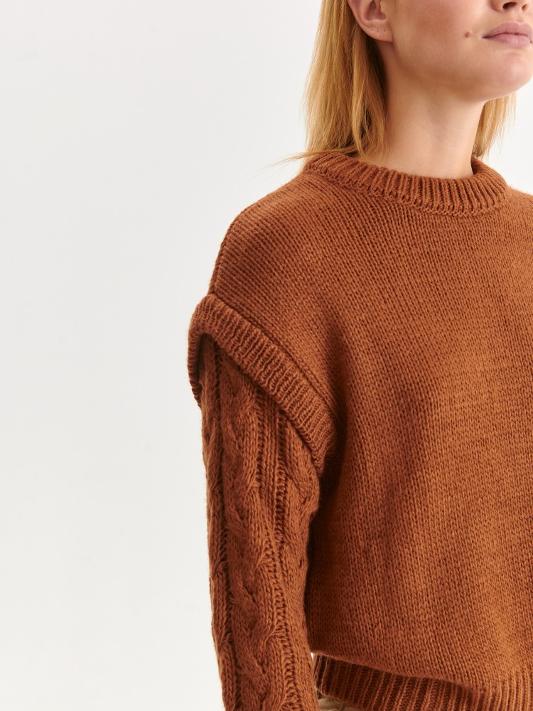 Sweter z dekoracyjnymi rękawami