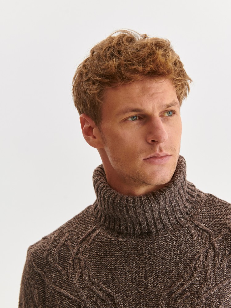 Golf otulający z wyszywanym wzorem