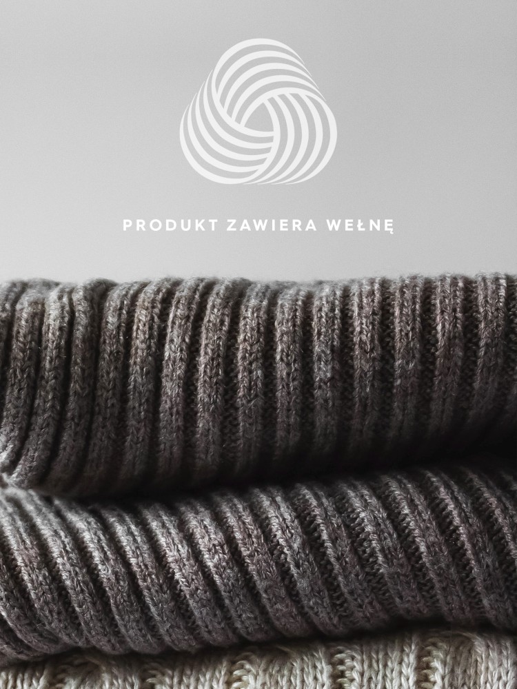 Sweter z luźnym golfem