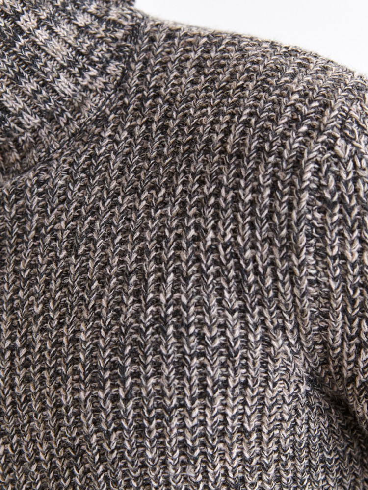 Otulający golf z melanżowej dzianiny