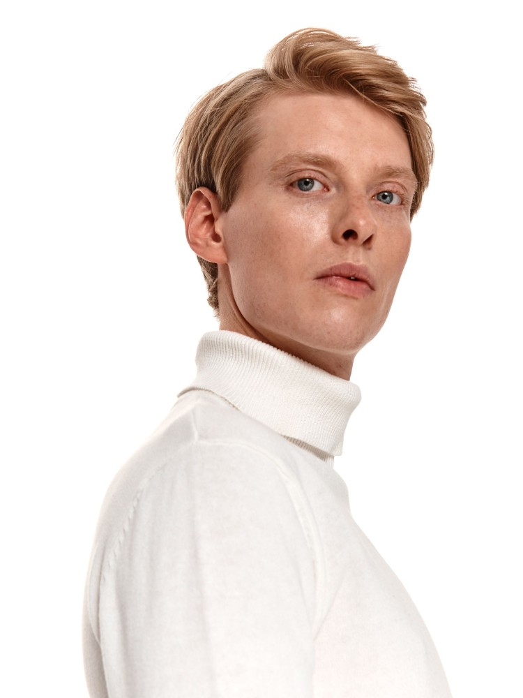 Bawełniany sweter z golfem