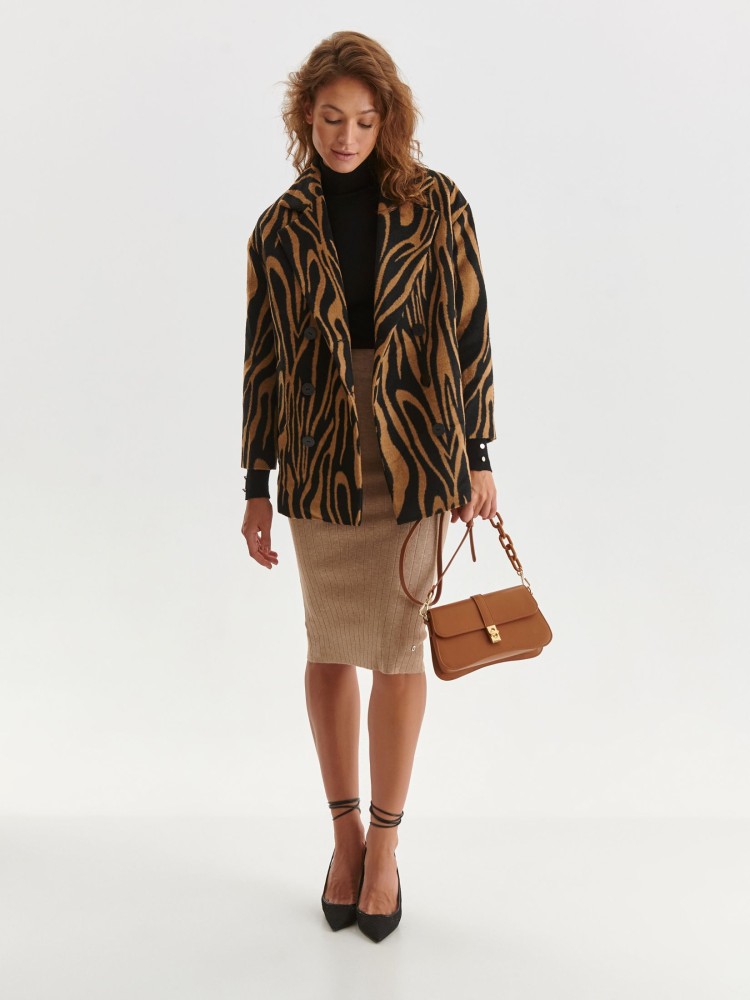 Czarny golf z ozdobnymi guzikami