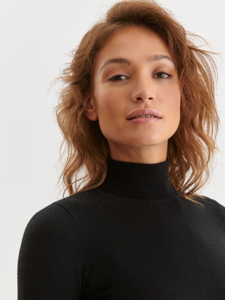 Czarny golf z ozdobnymi guzikami