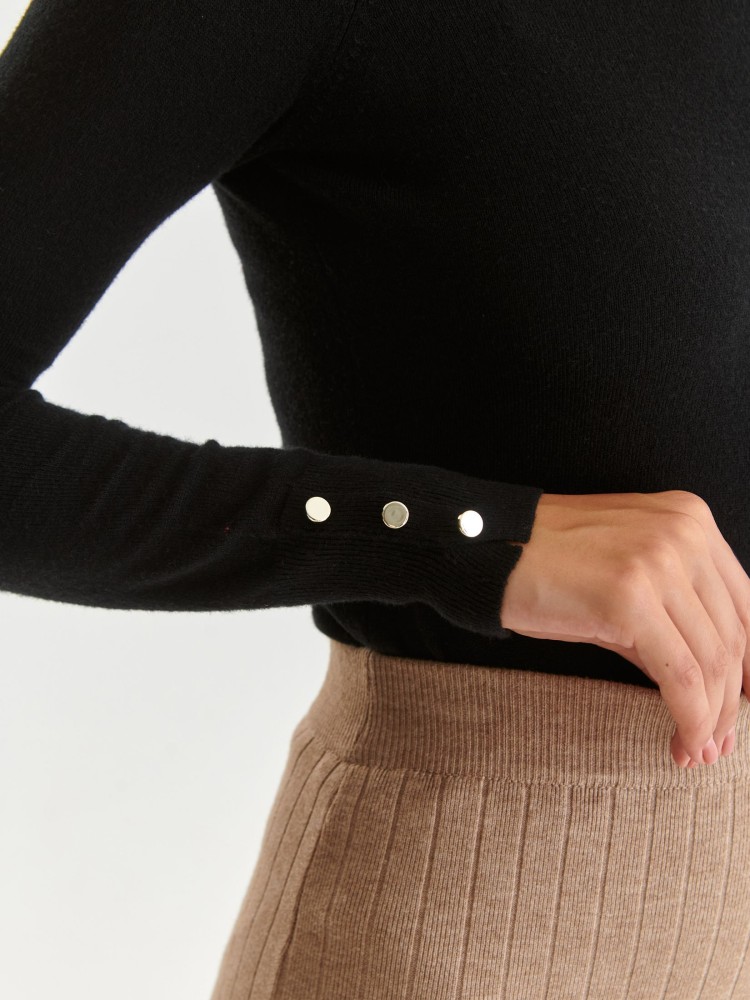 Czarny golf z ozdobnymi guzikami