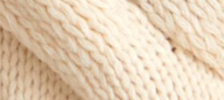 Krótki sweter z wyraźnymi przeplotami