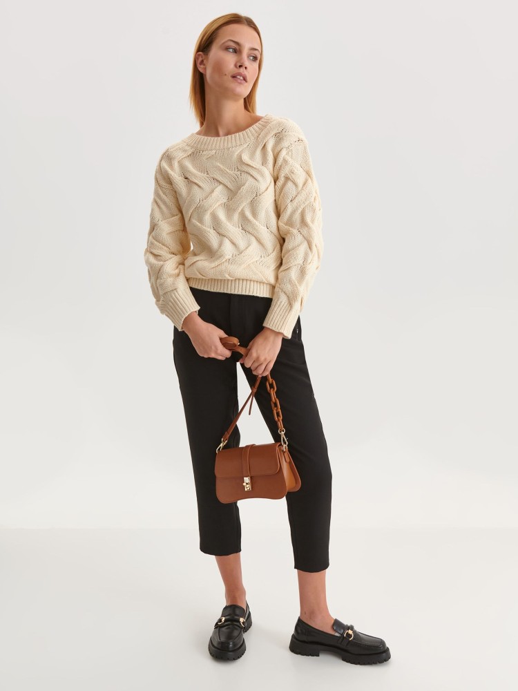 Krótki sweter z wyraźnymi przeplotami