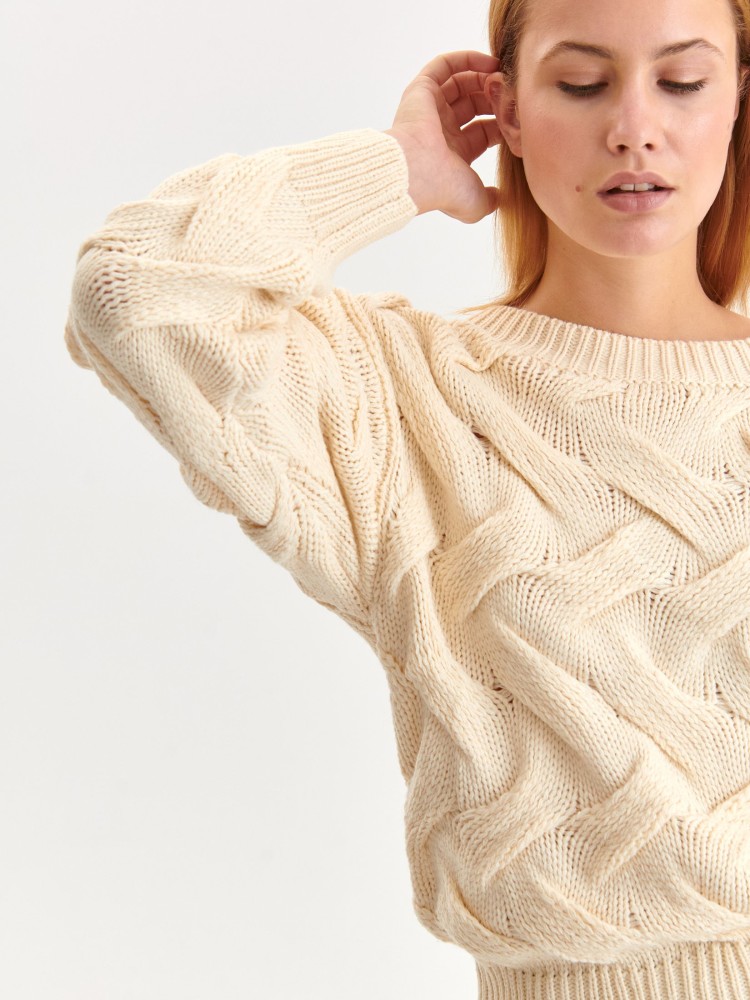 Krótki sweter z wyraźnymi przeplotami