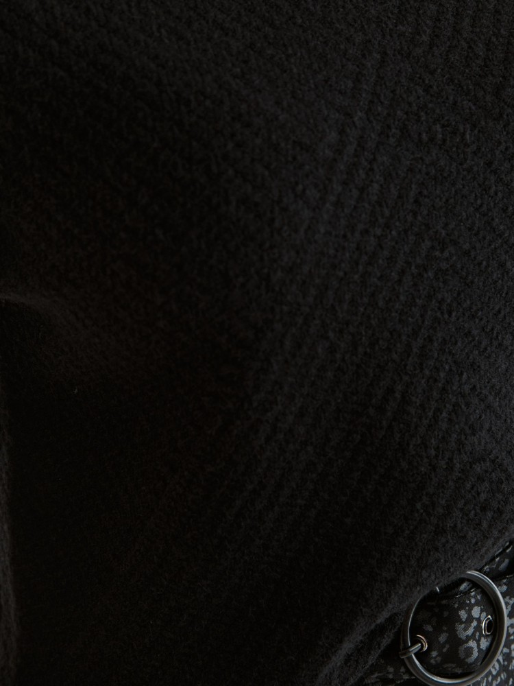 Sweter damski z golfem ze strukturalnej tkaniny