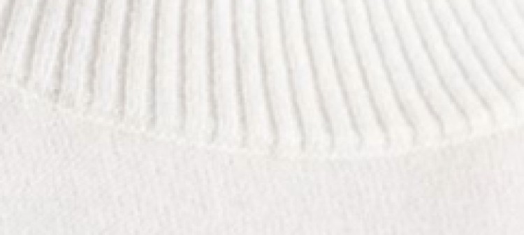 Sweter półgolf z dzianiny zdobionej metalizowaną nicią Sweter półgolf z dzianiny zdobionej metalizowaną nicią