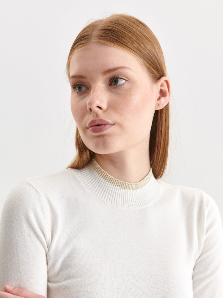 Sweter półgolf z dzianiny zdobionej metalizowaną nicią Sweter półgolf z dzianiny zdobionej metalizowaną nicią