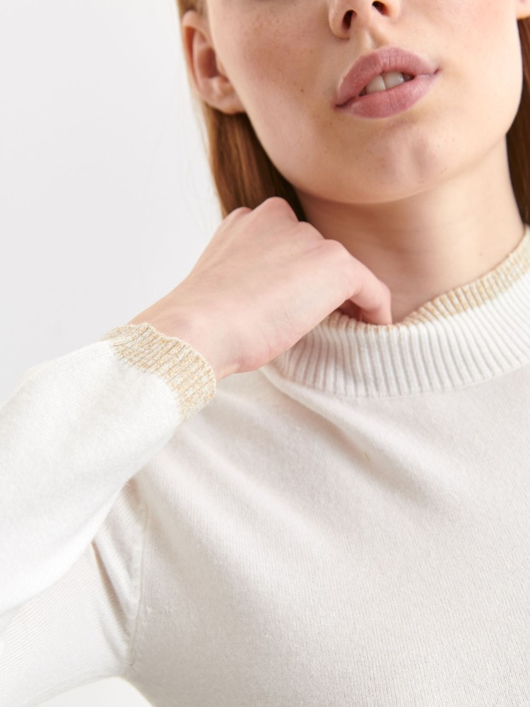 Sweter półgolf z dzianiny zdobionej metalizowaną nicią Sweter półgolf z dzianiny zdobionej metalizowaną nicią