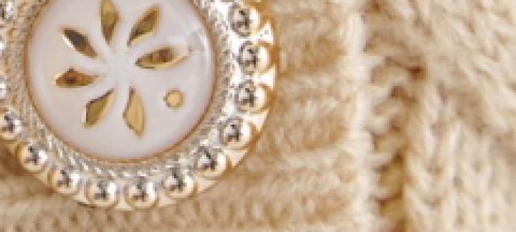 Krótki kardigan z ozdobnymi guzikami