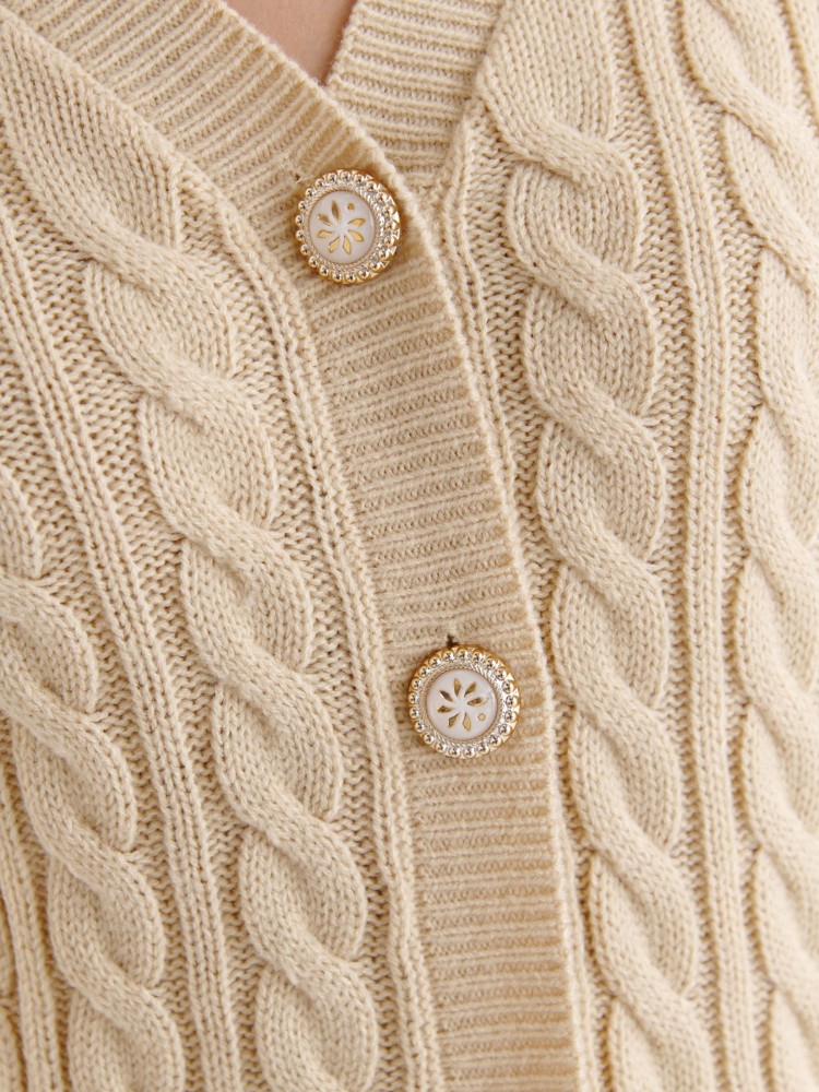 Krótki kardigan z ozdobnymi guzikami